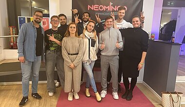 Gruppenbild unserer Azubis beim Minigolf