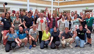 Gruppenbild der Spieler vom regiocom Tischtennisturnier