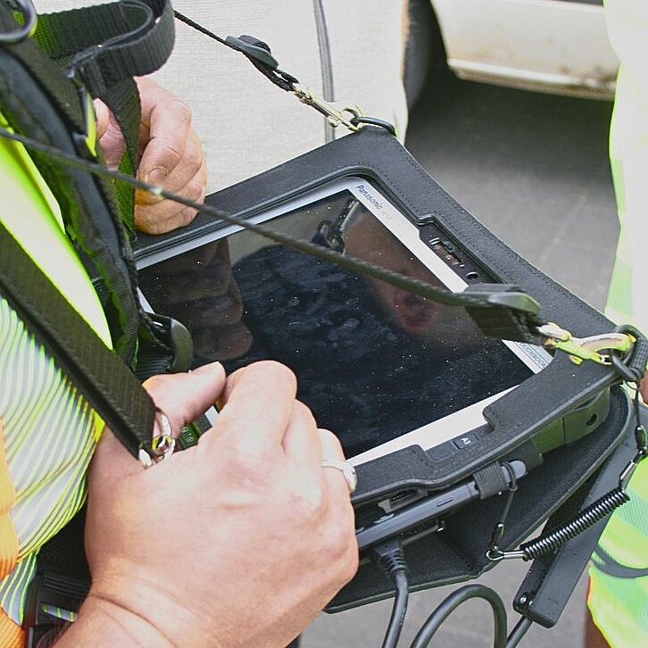 regiocom Netzdienste mit satellitengesteuertem Einsatz bei Gasrohrnetzprüfung