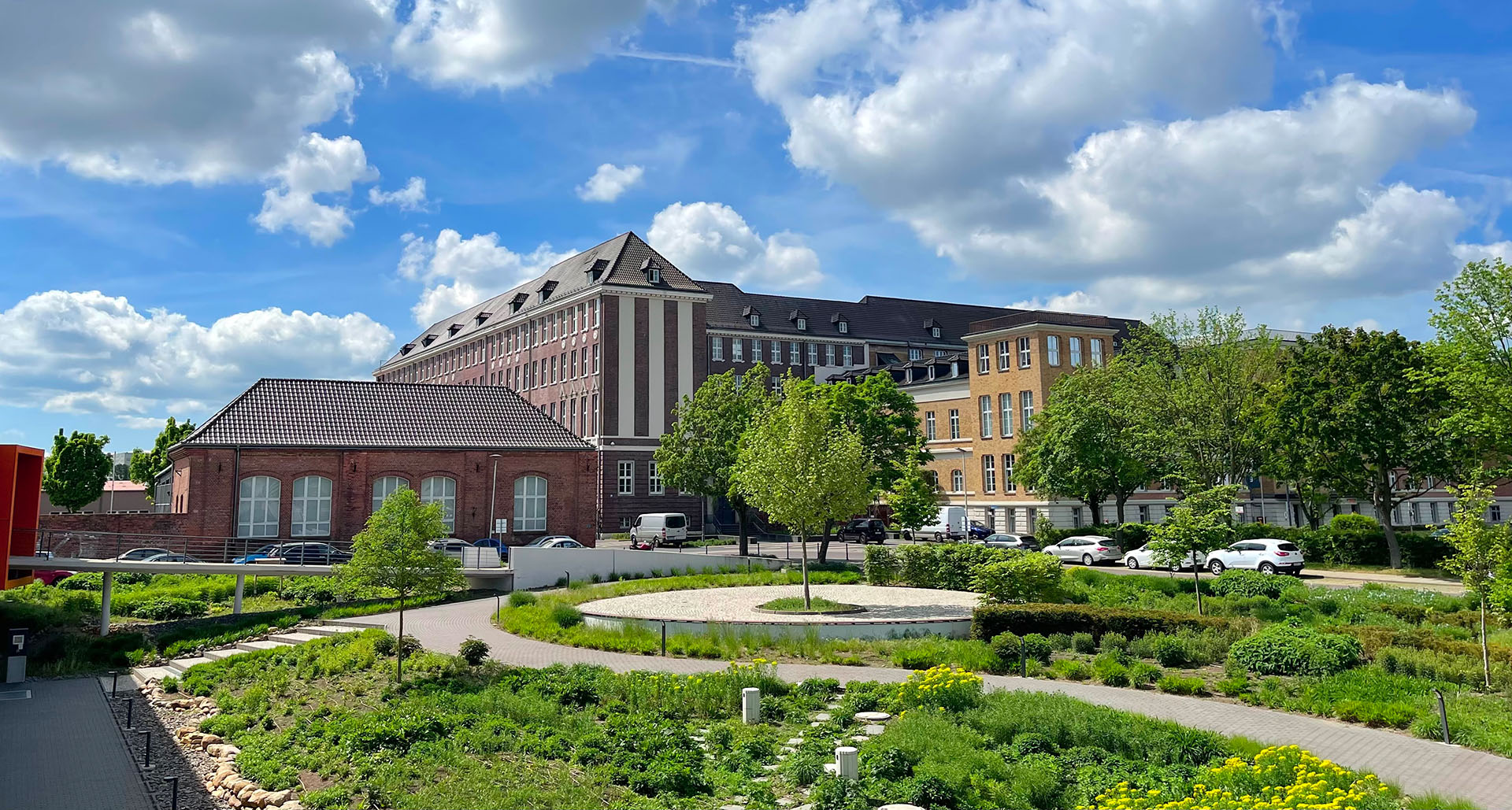 regiocom Hauptgebäude Ansicht im Sommer